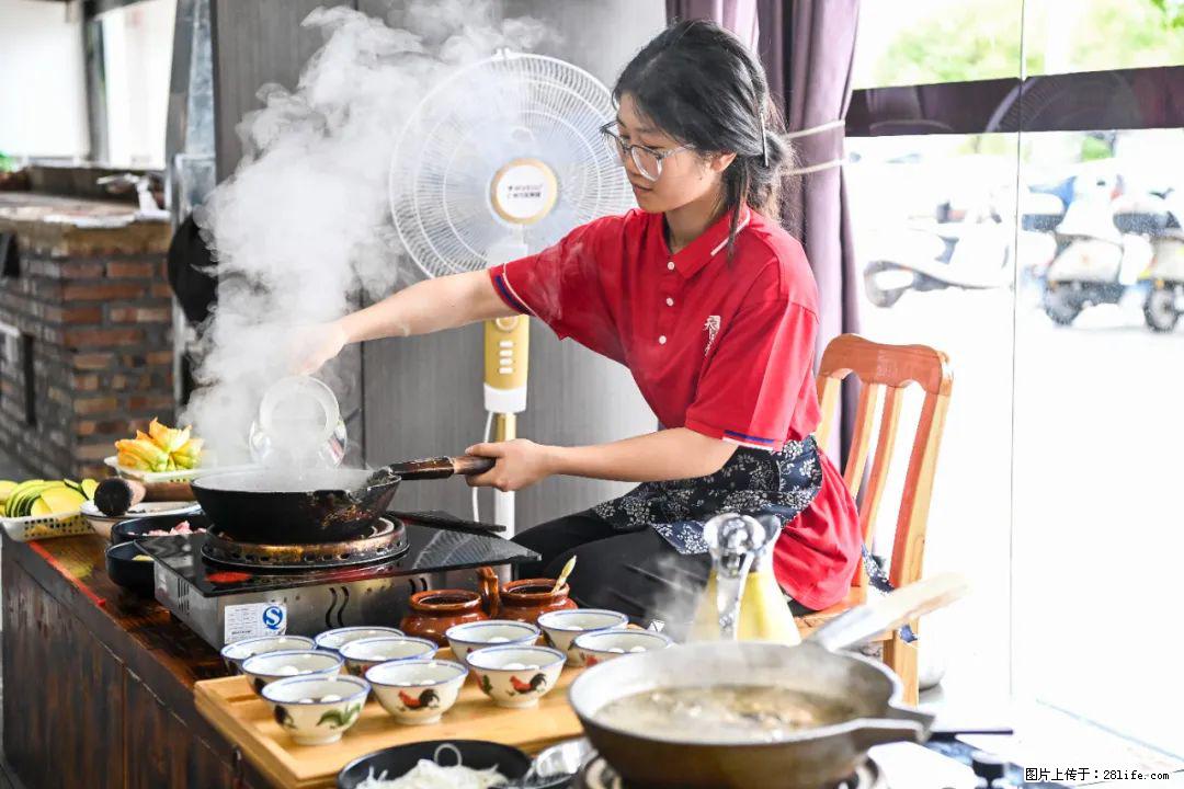 全网追的“扁担女孩”，找了一份暑假工，时薪12元 - 廊坊生活资讯 - 廊坊28生活网 lf.28life.com